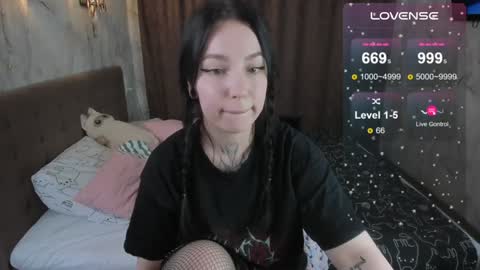 Snapshot of vivi__squirrel chatting on December 31, 3:53 pm Vivi online show from December 31, 3:53 pm