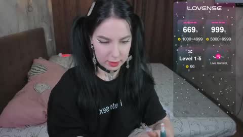 Snapshot of vivi__squirrel chatting on February 12, 6:51 am Vivi online show from February 12, 6:51 am