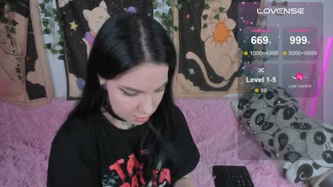 Snapshot of vivi__squirrel chatting on December 3, 12:27 pm Vivi online show from December 3, 12:27 pm
