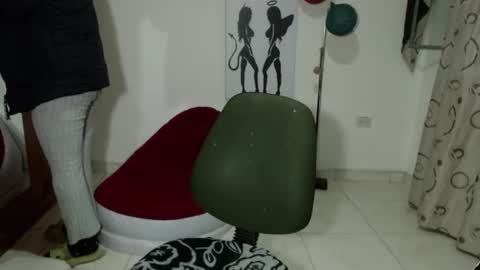 Snapshot of vivian_milf_paint chatting on October 9, 3:54 am vivian_milf_paint online show from October 9, 3:54 am