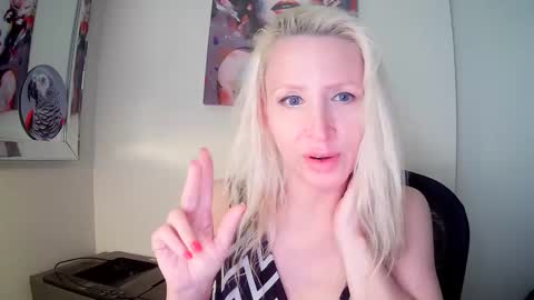 Vivians Roses online show from December 1, 5:04 pm