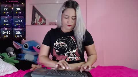 Snapshot of wandahairymilf chatting on December 6, 5:53 am Wanda online show from December 6, 5:53 am