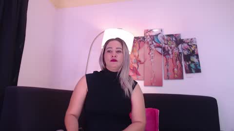 Snapshot of wandahairymilf chatting on January 23, 3:48 am Wanda online show from January 23, 3:48 am