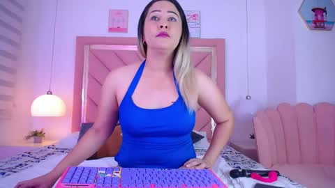 Snapshot of wandahairymilf chatting on September 18, 5:06 am Wanda online show from September 18, 5:06 am