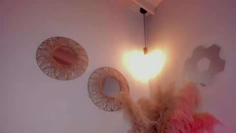 Snapshot of whiite_snow_ chatting on December 4, 6:28 pm Sara online show from December 4, 6:28 pm