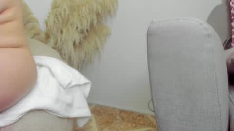 Snapshot of whiite_snow_ chatting on January 19, 1:22 pm Sara online show from January 19, 1:22 pm