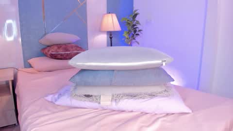 Sara  online show from December 4, 7:47 pm