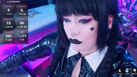 Laura  online show from February 3, 11:05 pm