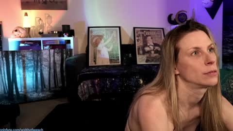 Snapshot of widthofapeach chatting on January 25, 4:13 am Gretchen online show from January 25, 4:13 am