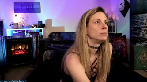 Snapshot of widthofapeach chatting on December 15, 11:42 pm Gretchen online show from December 15, 11:42 pm