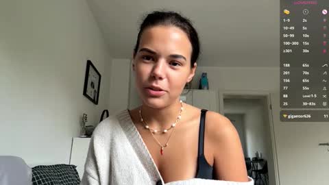 Mia online show from October 12, 7:33 am