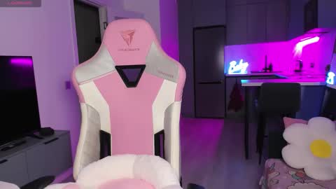 Emi online show from December 22, 4:10 pm