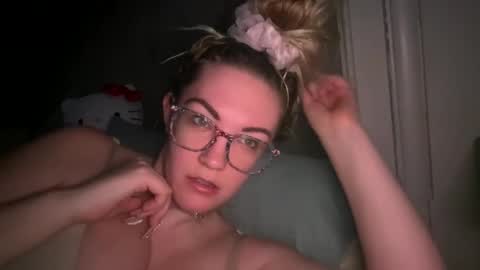 Snapshot of x_dreamgirl_x chatting on January 29, 12:01 am Mariah online show from January 29, 12:01 am