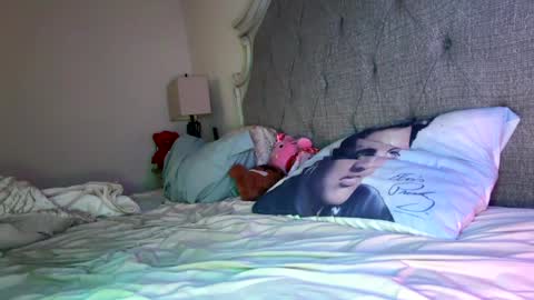 Snapshot of x_dreamgirl_x chatting on March 9, 5:44 am Mariah online show from March 9, 5:44 am