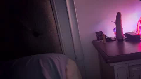 Snapshot of x_dreamgirl_x chatting on February 6, 4:53 am Mariah online show from February 6, 4:53 am