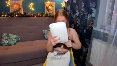 Snapshot of xloe_queen chatting on December 16, 2:16 pm Chloe online show from December 16, 2:16 pm