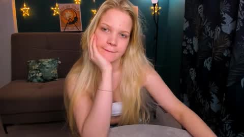 Snapshot of xloe_queen chatting on February 21, 2:27 pm Chloe online show from February 21, 2:27 pm