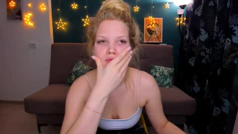 Snapshot of xloe_queen chatting on February 2, 2:34 pm Chloe online show from February 2, 2:34 pm