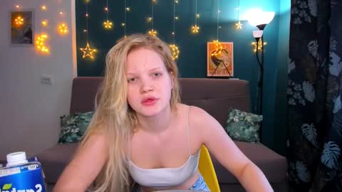 Snapshot of xloe_queen chatting on February 22, 8:29 am Chloe online show from February 22, 8:29 am