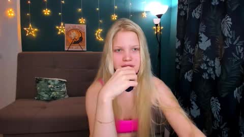 Snapshot of xloe_queen chatting on March 7, 3:07 pm Chloe online show from March 7, 3:07 pm