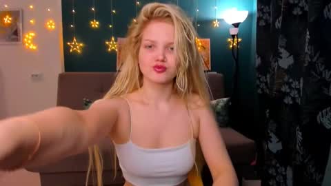 Snapshot of xloe_queen chatting on February 7, 1:53 pm Chloe online show from February 7, 1:53 pm