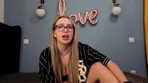 Snapshot of xsexycouples chatting on March 2, 9:41 pm AnnaMaee online show from March 2, 9:41 pm