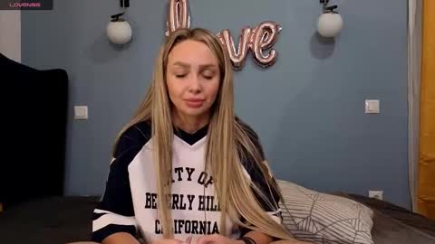 Snapshot of xsexycouples chatting on March 1, 8:21 pm AnnaMaee online show from March 1, 8:21 pm