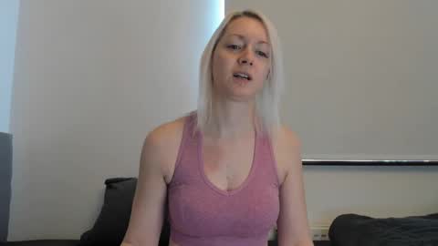 Snapshot of xxkimber_bentonxx chatting on February 27, 9:43 am Next online Monday to Friday 10am till 2pm UK time online show from February 27, 9:43 am