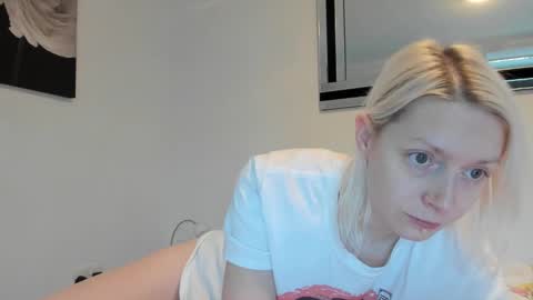 Snapshot of xxkimber_bentonxx chatting on January 5, 9:37 am Next online Monday to Friday 10am till 2pm UK time online show from January 5, 9:37 am