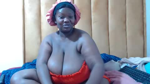 Snapshot of xxxgiantboobs chatting on October 19, 6:32 pm xxxgiantboobs online show from October 19, 6:32 pm