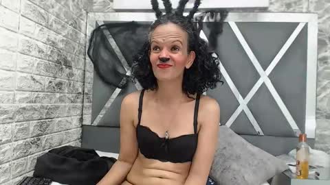 yanetrose online show from November 1, 5:00 am