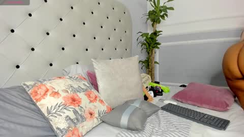 roxie reyes  online show from February 15, 3:42 am