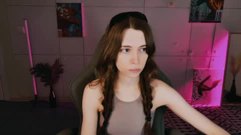 yoka_paradoxxx online show from April 8, 9:33 am