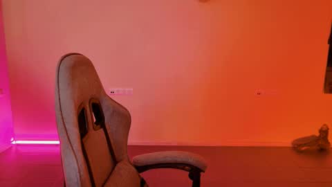 yoka_paradoxxx online show from February 26, 9:19 am