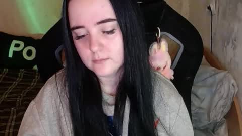 your_8a8y online show from November 18, 4:35 am