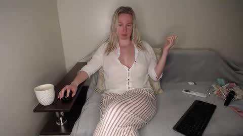 Iamyourdream online show from April 6, 9:27 pm