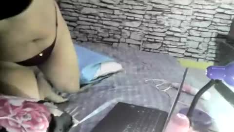 Snapshot of yummyhottiemom chatting on February 6, 12:11 am yummyhottiemom online show from February 6, 12:11 am