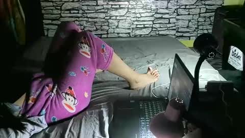 Snapshot of yummyhottiemom chatting on February 26, 1:36 am yummyhottiemom online show from February 26, 1:36 am