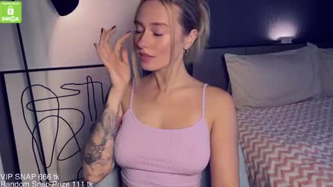 Snapshot of yvie_ chatting on December 3, 9:20 am The Queen Bitch of the United Kingdom online show from December 3, 9:20 am