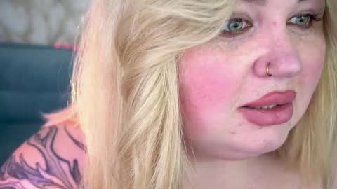 Lola online show from April 5, 8:19 pm