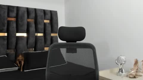 ziataylor online show from February 10, 5:09 pm