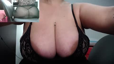 Snapshot of zoe_hotxxx chatting on October 1, 12:59 am zoe hotxxx online show from October 1, 12:59 am