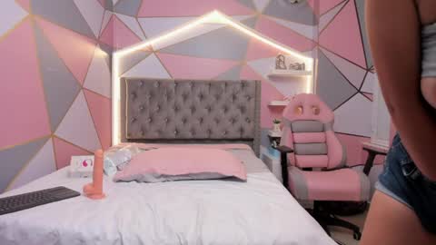   online show from April 8, 10:17 am