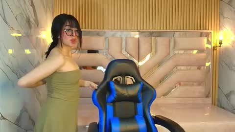 Snapshot of zoe_r_ chatting on October 9, 3:43 am Zoe online show from October 9, 3:43 am