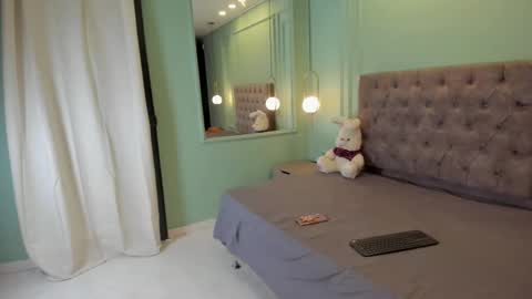 Zoe online show from February 28, 7:35 pm