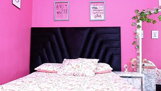 kinkylittlegirll online show from October 31, 5:06 pm