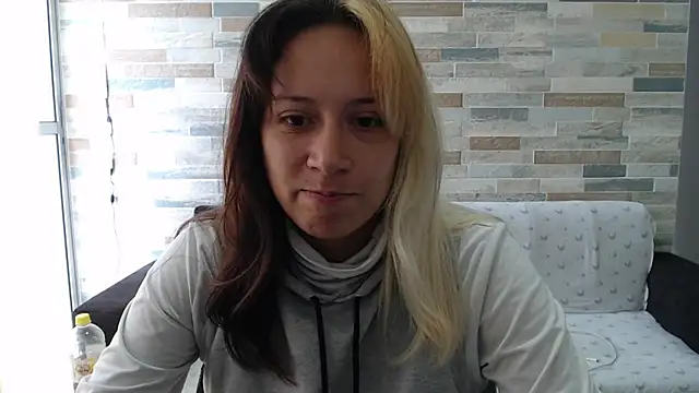 Snapshot of MommyMiaWs chatting on October 3, 5:18 pm MommyMiaWs online show from October 3, 5:18 pm