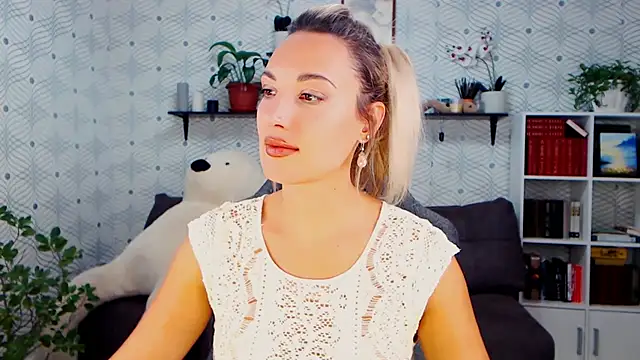 Snapshot of MillaXQueen chatting on October 15, 2:19 pm MillaXQueen online show from October 15, 2:19 pm