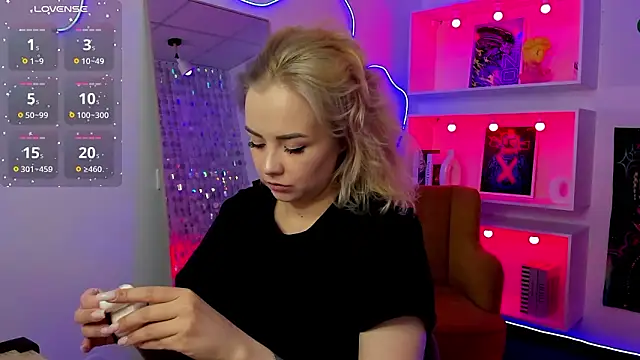 StephanieSweety online show from March 12, 6:32 pm