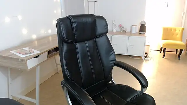 Crystal-dreamt online show from September 22, 2:59 pm